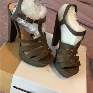 Size 6.5 olive green heels